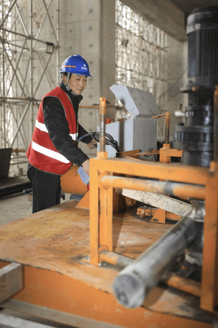 工体上的那些工人:有人爬过二百多米的塔吊,有人画