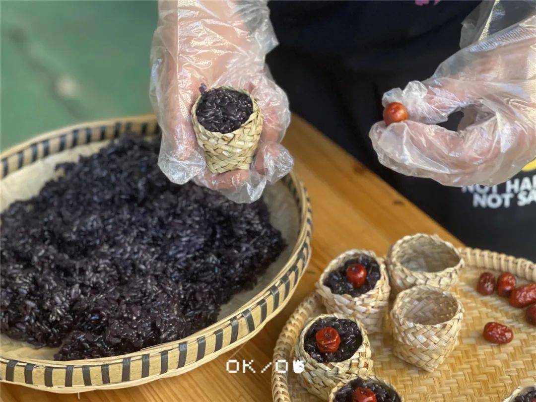 搬运回编辑部的乌米饭,也是草篓装的.一颗颗独立,不会粘牢.