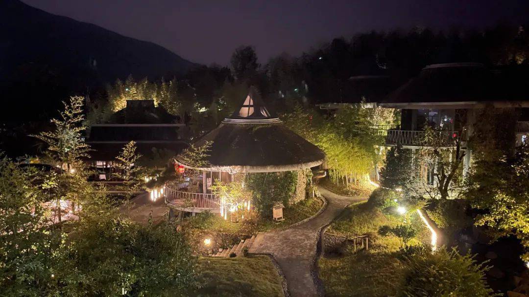 别墅群如珠玉般嵌立在乡间碧色的绿毯之上,形似马尔代夫小岛上的茅屋