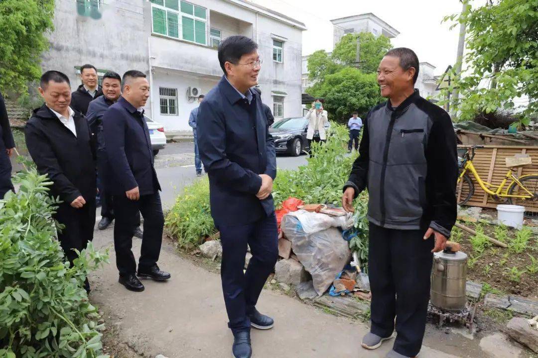 解决农村贫困群众住房问题,4月28日,区委副书记,区长鲁先贵,区委副