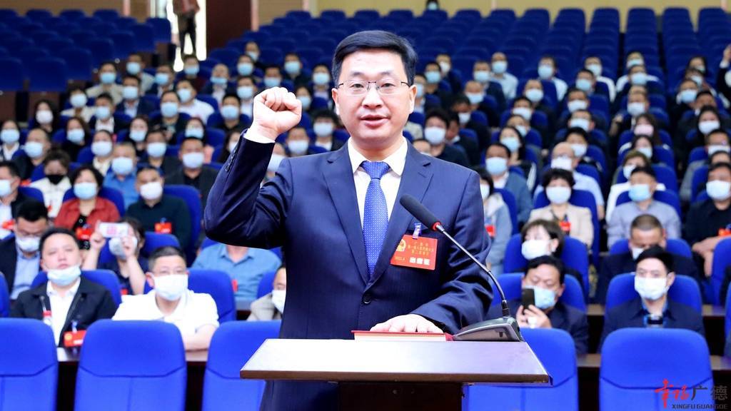 在热烈的掌声中,新当选的广德市人民政府市长发表讲话.