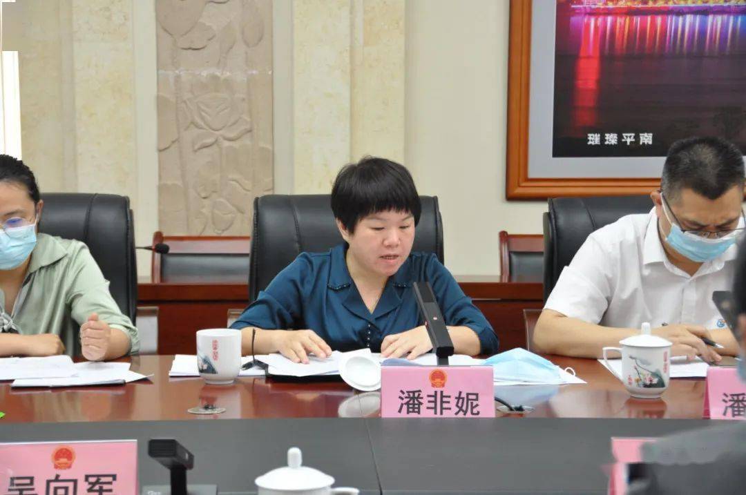 图为市人大代表,港南区人大常委会副主任谭立团结合"民有所呼,我有所