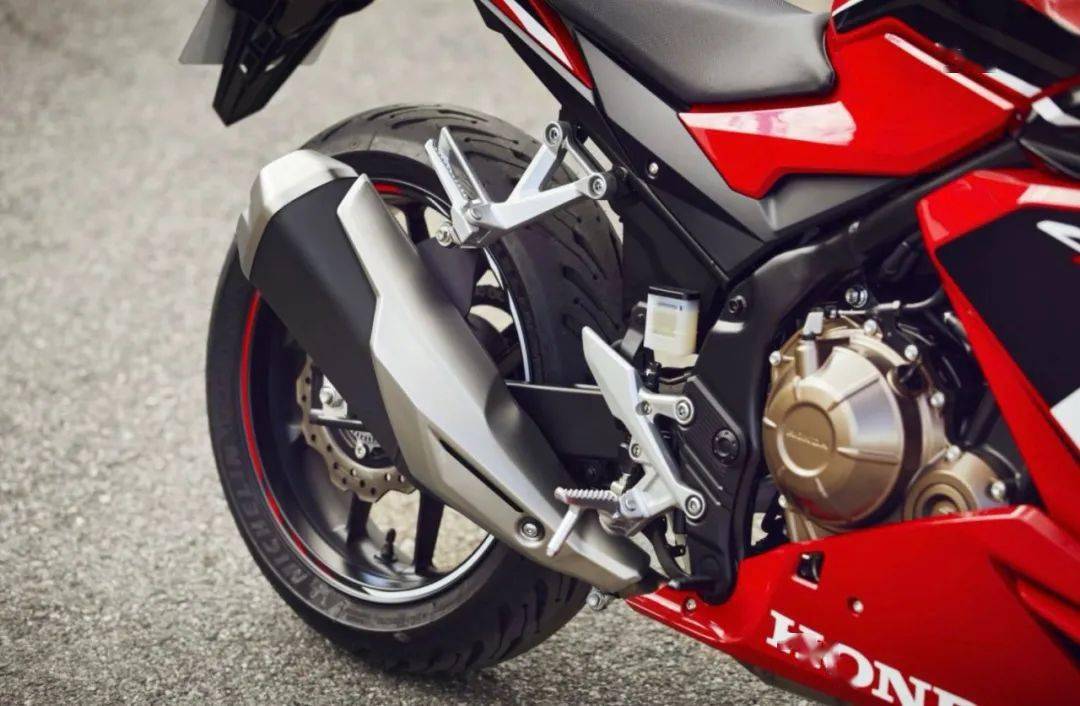 2022款cbr500r配置直径41毫米的sff-bp倒立式前叉,后摇臂也同样进行轻