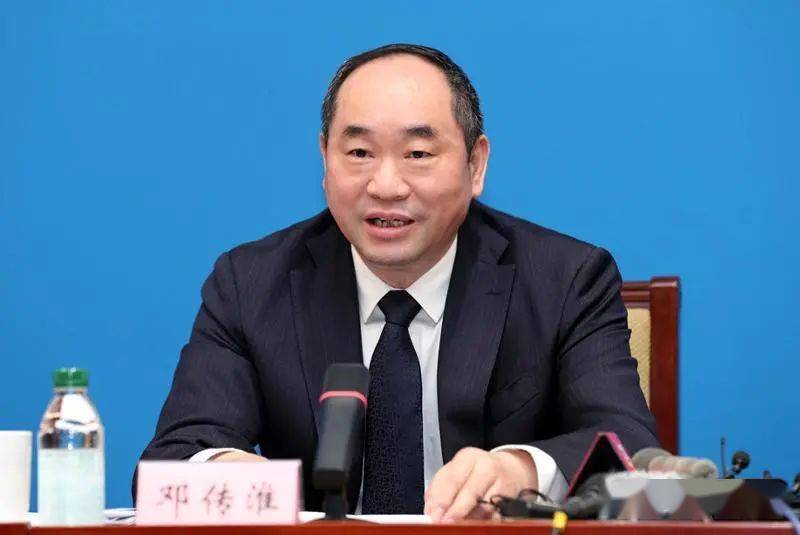 邓传淮强调,新法规定职业教育是与普通教育具有同等重要地位的教育