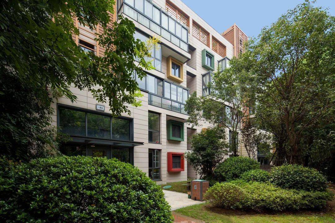 这是南京本土开发商朗诗打造的标杆项目——朗诗钟山绿郡