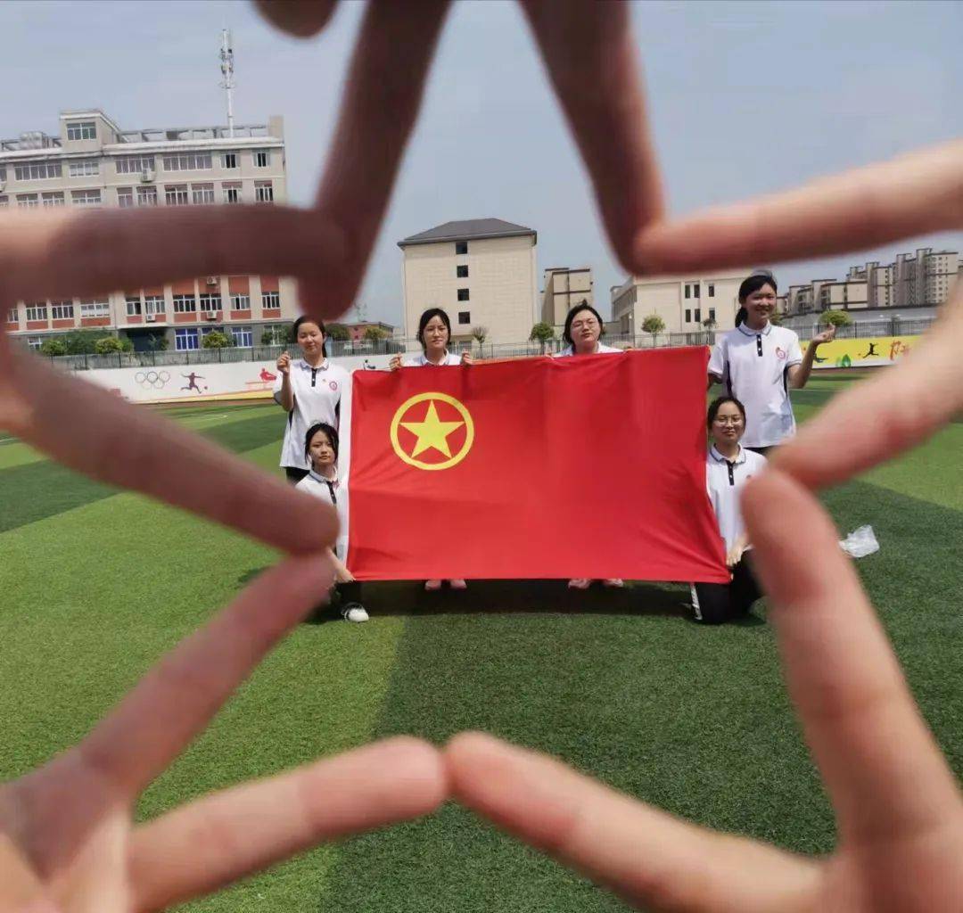 青春随手拍我和团旗合个影第③弹来咯