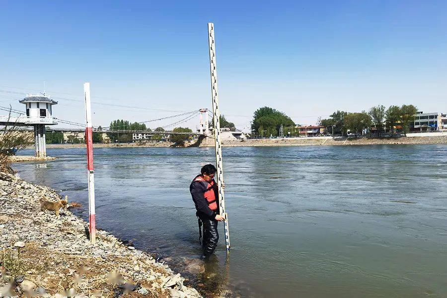 安宁渡水文站职工校测水尺孔令峰 摄三湖河口水文站职工维护测验设施