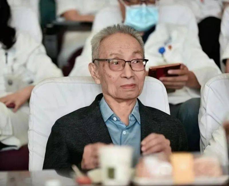 饶明俐教授,谭毓铨教授,吕美德教授和易永林教授心系医院的发展,时刻