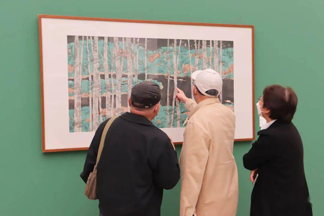 现场视频著名版画家邬继德首次大型回顾展今日启幕100多件作品亮相