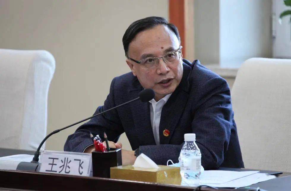 王兆飞首先代表公司党委和公司向奋战在各条战线的广大员工和团员青年