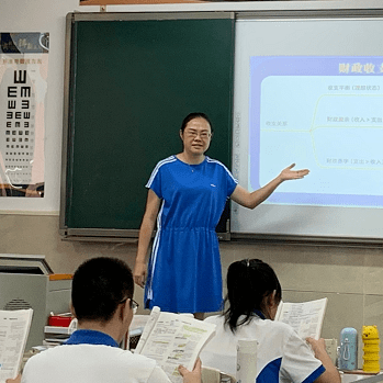 贵州省盘州市人,大学本科,中共党员,重庆市綦江中学政治高级教师