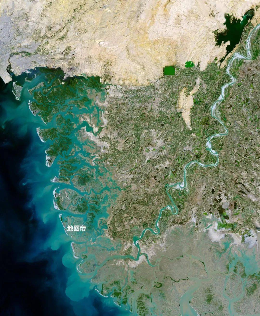 印度河入海除了干流,还有部分岔流,因此印度河三角洲面积较大,达到4万