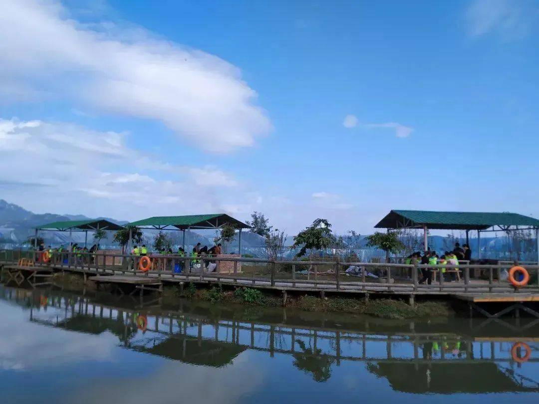 茂丰休闲农庄濒江陡伸的巨石,形似金刚脚穿靴子濯足江滨,腿下悬空部分