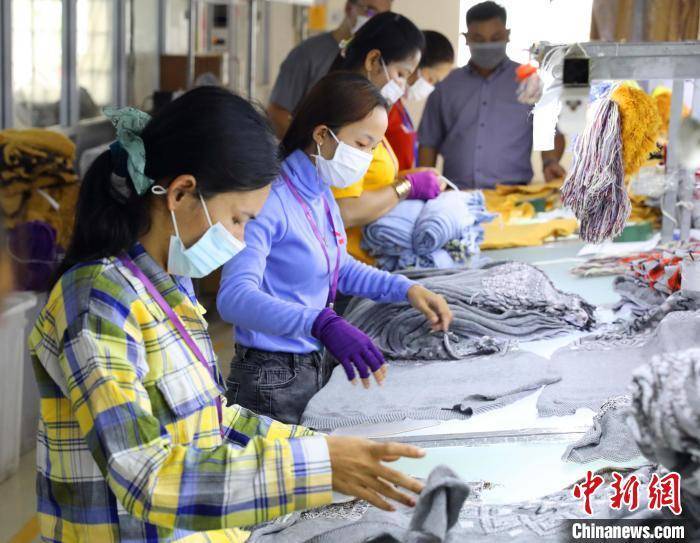 柬埔寨中资民营成衣厂生产旺季织机忙