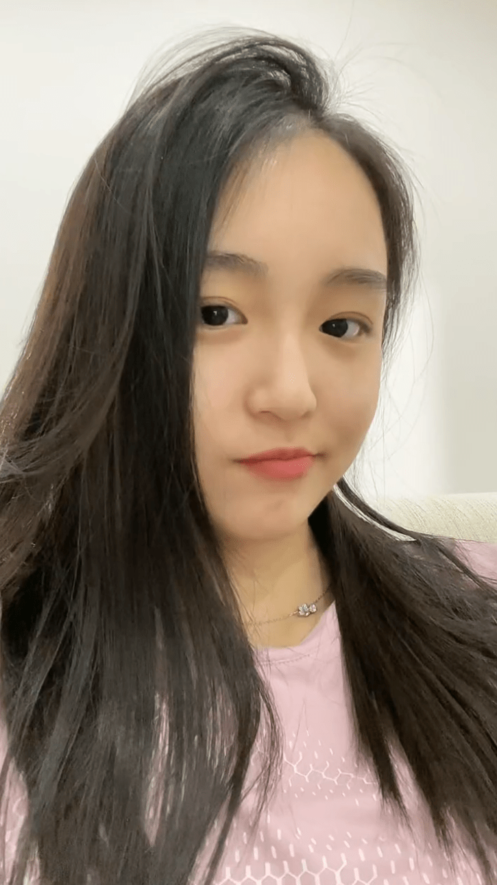 朱易晒可爱自拍照萌萌的大眼睛很好看骑单车打卡感受北京春天