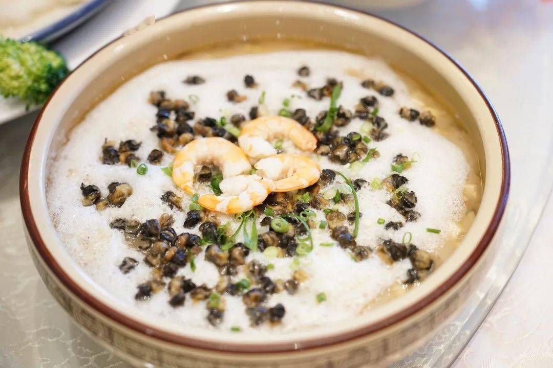 将鳖肉,羊肉大火快炒再经3小时熬炖毫无腥膻只有鲜甜聚南北两鲜于一盘