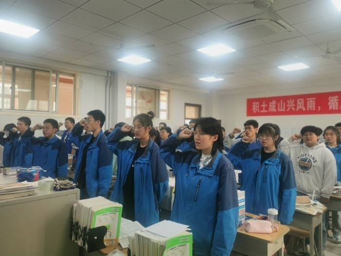 西安阎良西飞一中举行2022届成人礼仪式