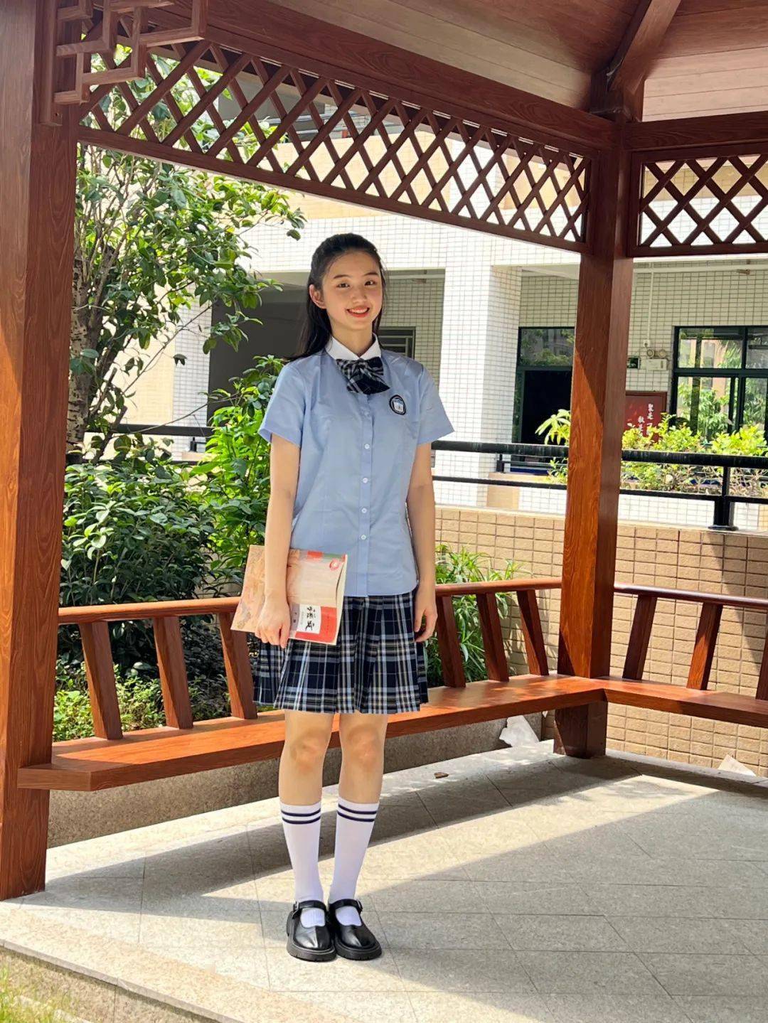 新校服图书馆宿舍全部安装空调配备专业洗衣房食堂多个不同风味窗口四