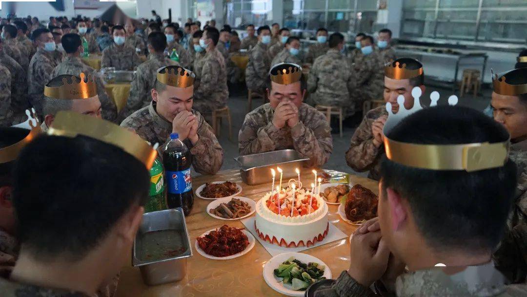 新兵的集体生日500人同唱生日歌简直不要太幸福