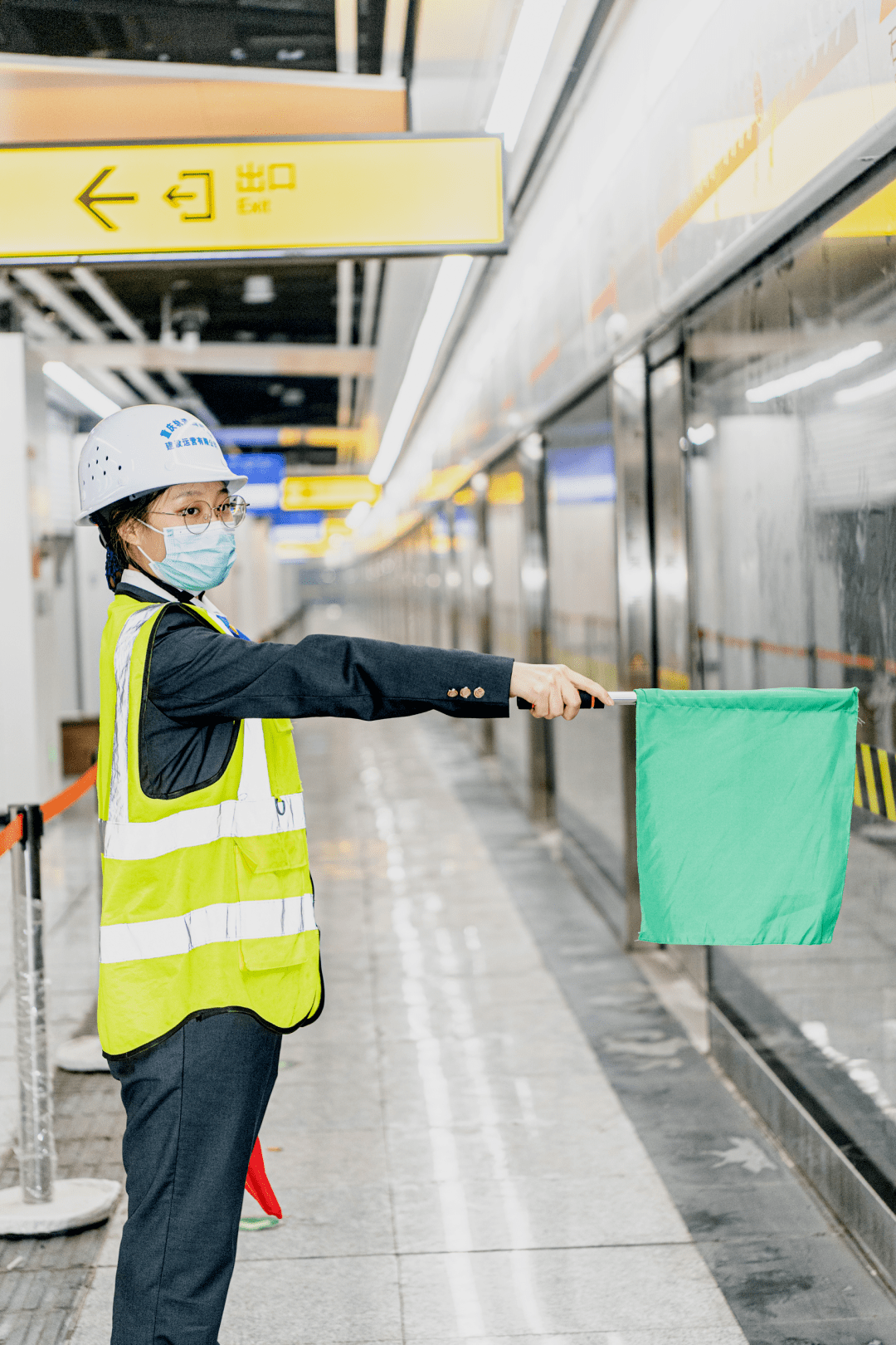 轨道交通4号线二期复盛站挥舞旗子,练习手信号,登记文件,盘点物资数量