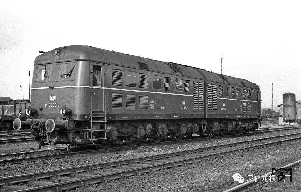 牵引巨炮的双头铁马二战德国克虏伯d311内燃机车