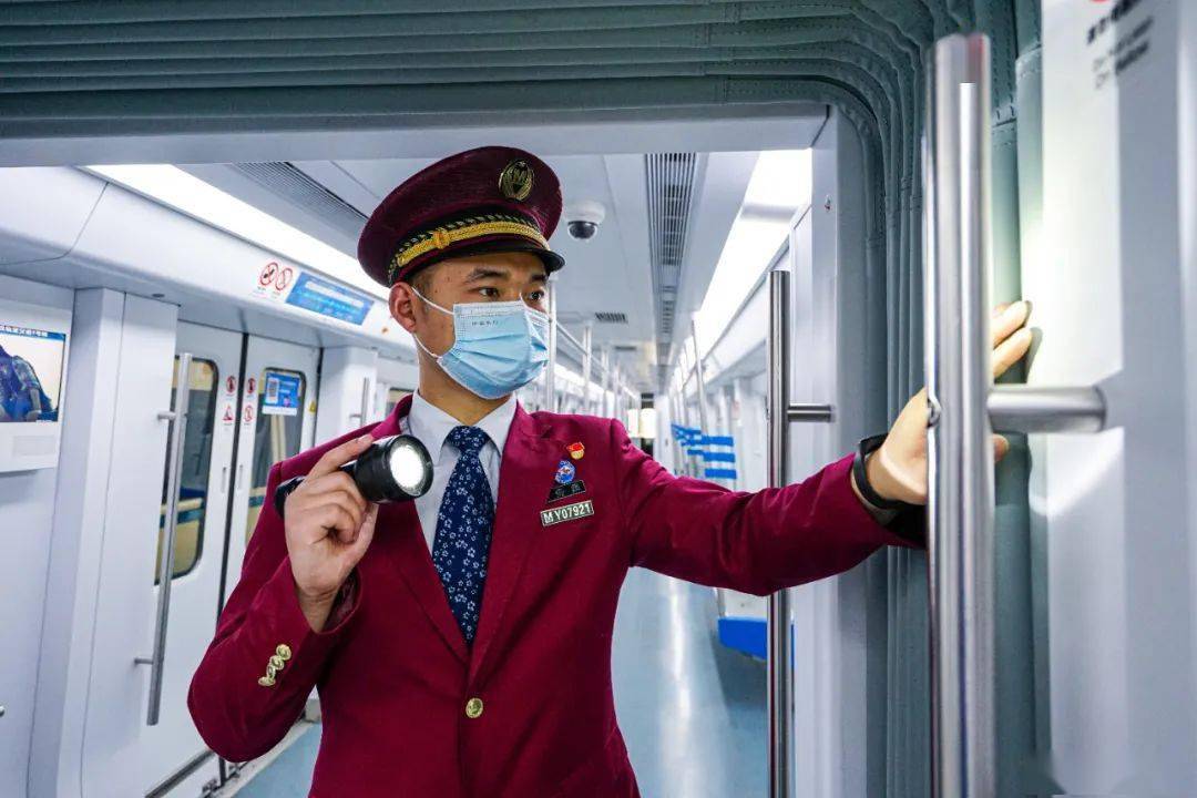 上海地铁乘务员图片