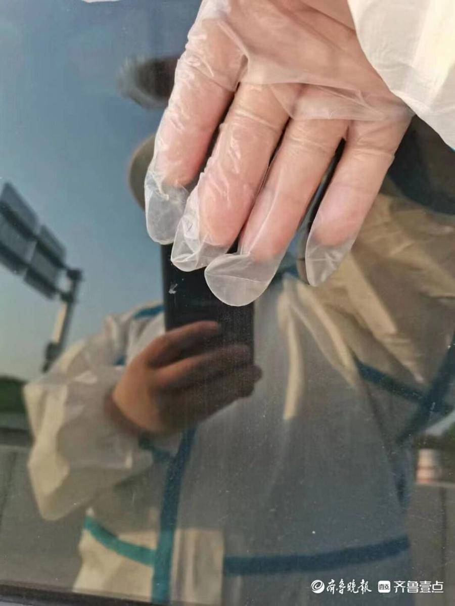 1个小时,"大白"警察手套已灌满汗水_疫情_一线_天气