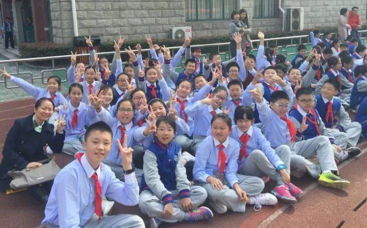 再来回顾沪上中小学校服变迁史~_上海世博会_海派_服装