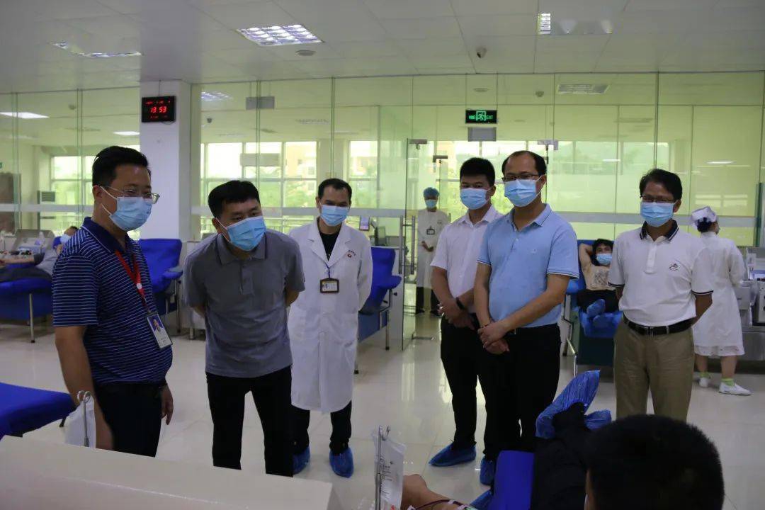 4月28日桂平市委常委市政府常务副市长杨通顺莅临桂平血浆站视察指导