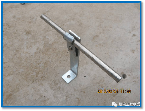 圆钢接闪带采用"乙"字弯上下搭接,双面满焊,接闪带支架间距必须均匀