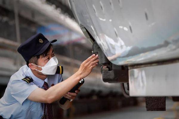 京张高铁首发列车和冬奥列车的随车机械师,是名"95后"!