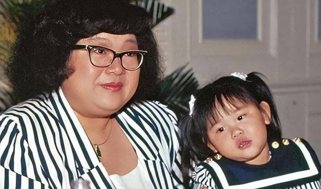 同样是郑少秋的孩子,沈殿霞和官晶华的女儿一对比,差