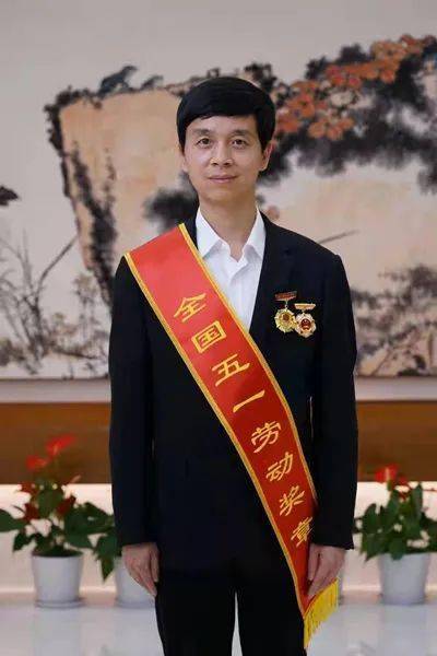 带领群众致富的改革先锋记全国五一劳动奖章获得者江山市委常委贺村镇