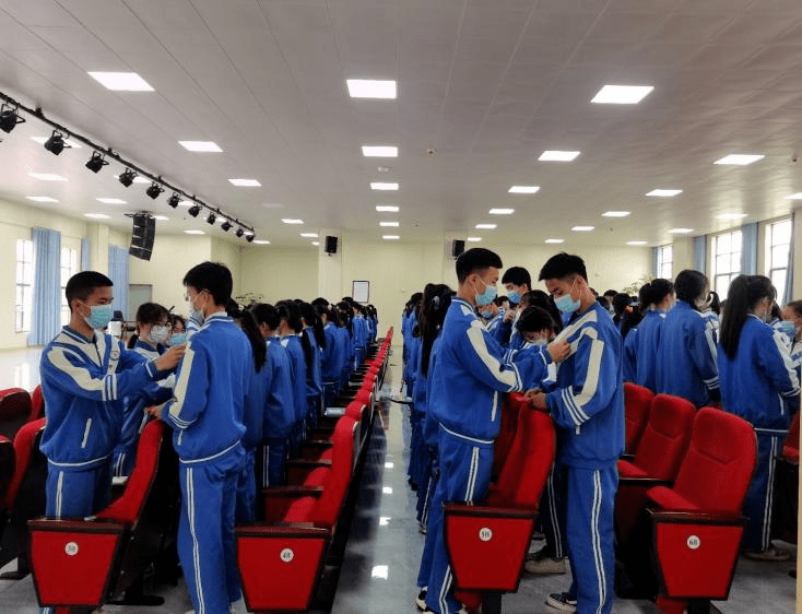 丘北县第一中学校团委开展2022年五四集中入团仪式