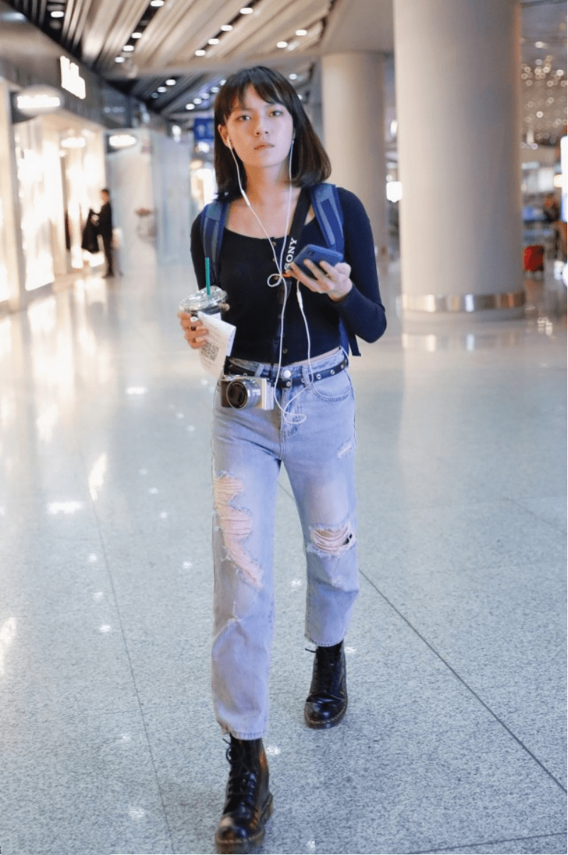 文淇这身打扮虽普通了点,但是挺有"叛逆女孩"样子,看着挺酷的