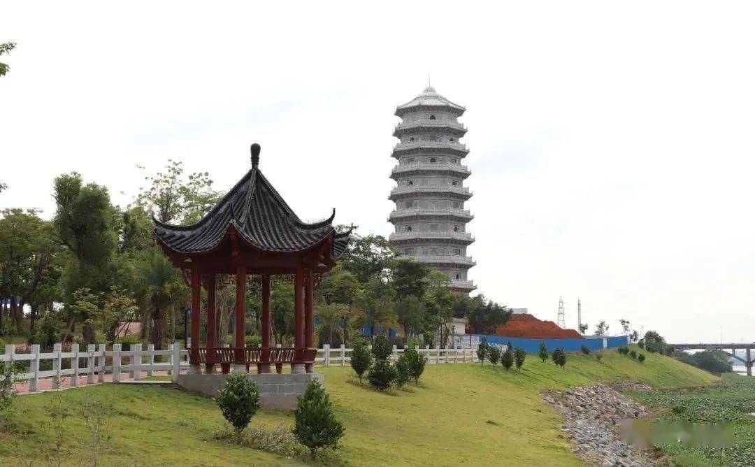 化州文光塔,位於南津之東的千秋嶺上,始建於明朝,塔高七層,層層八面