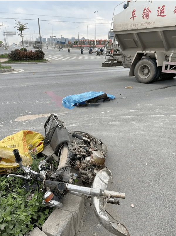 当场死亡广西一摩托车与大货车发生激烈碰撞现场惨不忍睹