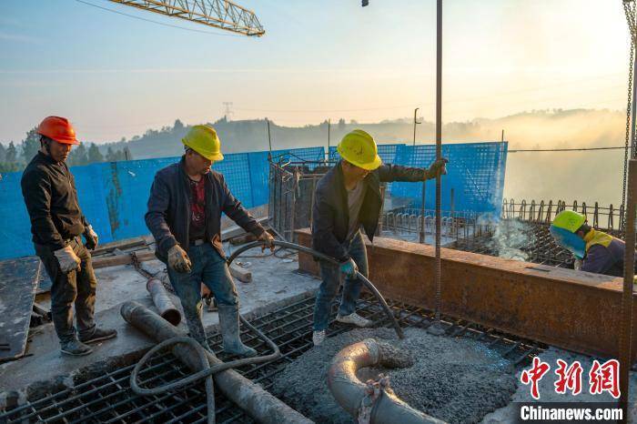 成都至自贡高铁第一高桥连续梁浇筑完成实现合龙