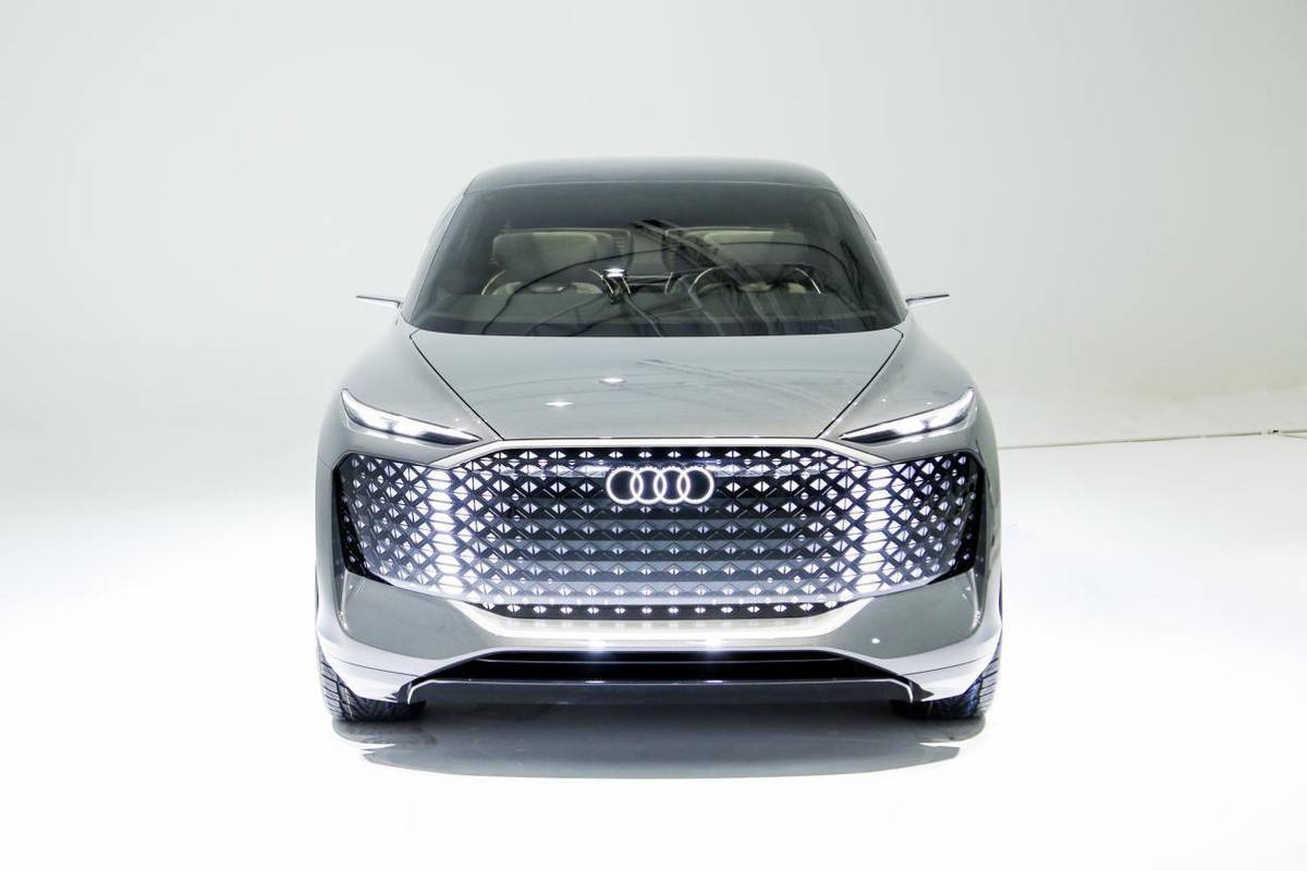 奥迪全新mpv静态体验,5.5米长,对开门设计,配可隐藏方向盘