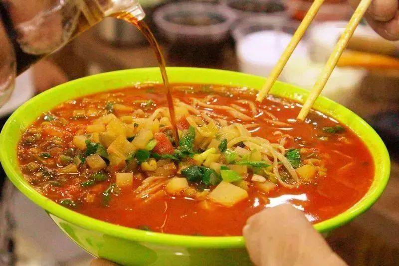 和面的时候要掺上适量的野生植物沙蒿籽儿磨成的"蒿面子",让面柔韧爽