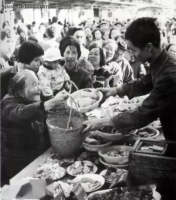 下面这些照片记载了改开前,上海人生活的点点滴滴,方方面面,满载着老