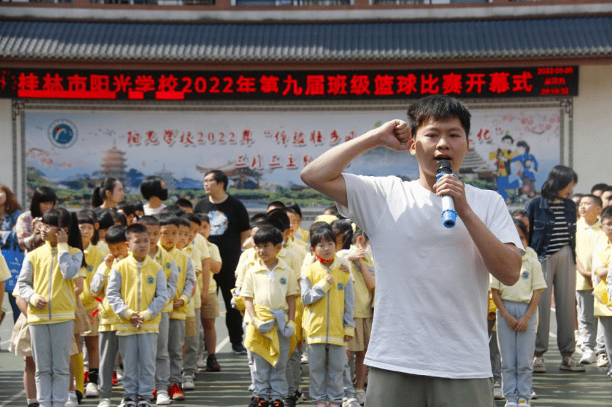 接着,裁判员代表毛世海老师和运动员代表廖文佳同学分别宣誓,五年级的