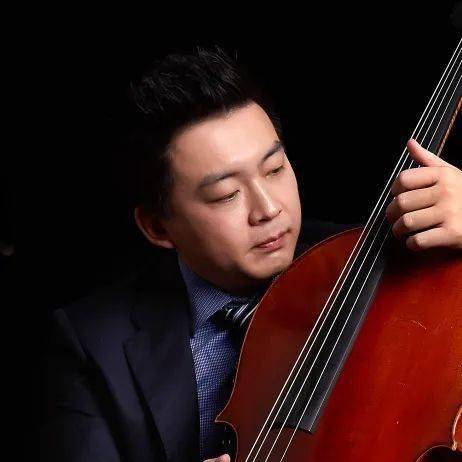 德国汉堡国立音乐学院和台湾师范大学,师从小提琴教育家郑石生教授