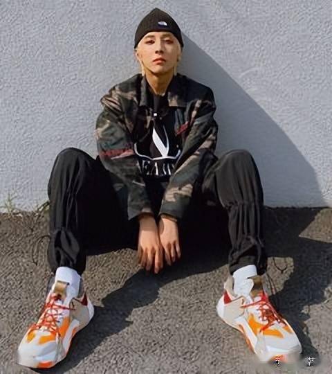 韩国出柜男歌手街头遭陌生男子殴打及辱骂:肮脏的同性恋_holland_like