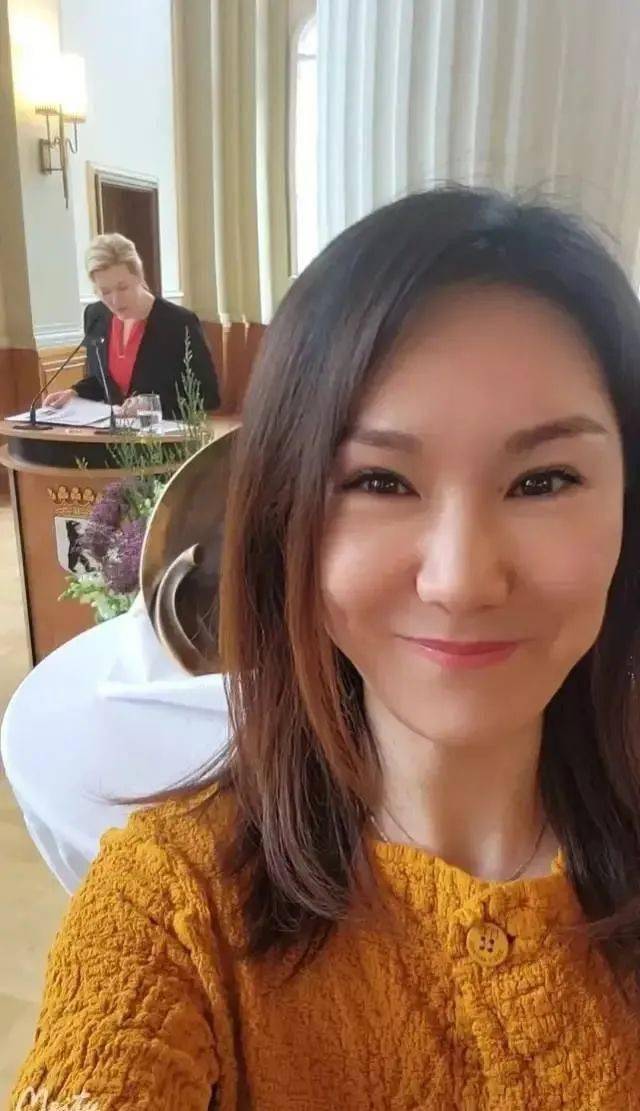 中国乒乓球选手单晓娜入籍德国获柏林市长接见自信合影