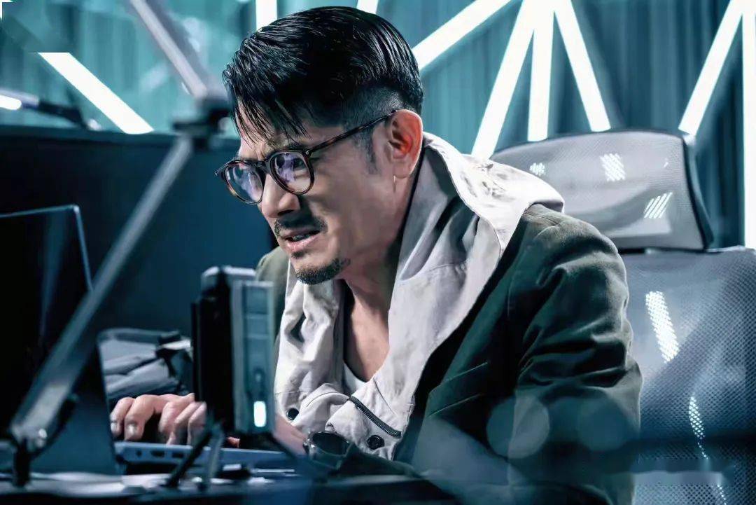 郭富城在电影中饰演一位任职于网络保安公司的it高手,在预告片中凝重
