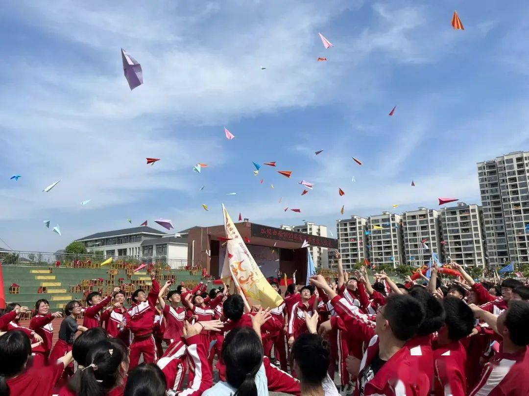 激扬青春多壮志,砥砺奋斗绘人生 ——兴国中学举行2022届高三学生成人