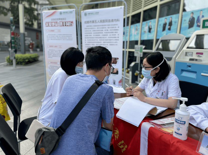 上午,血液內科朱勇主任醫師,餘霞副主任醫師團隊,婦產科吳曉蘭主任