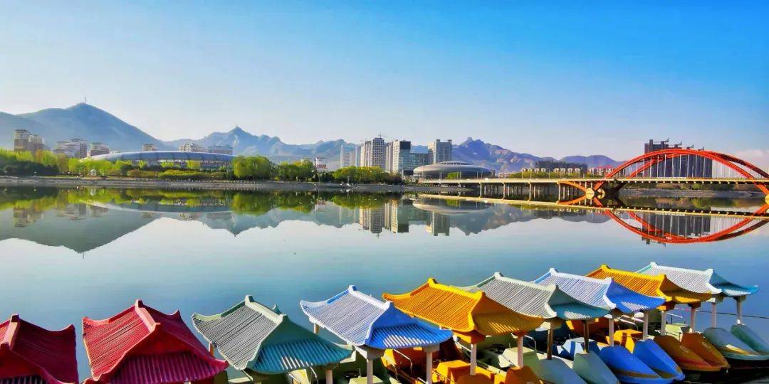 市民说,如今俯瞰大凌河风景区,朝阳城已经有种大都市感觉:青山逶迤作