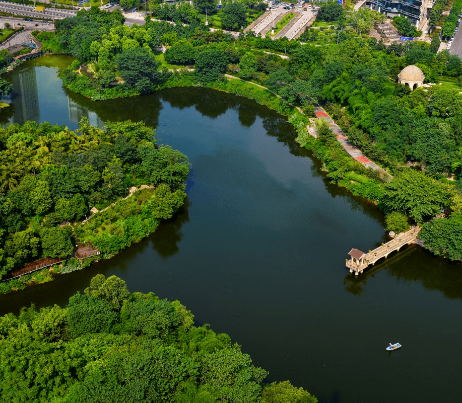 (唐春菊/攝)圍繞照母山森林公園,周邊遍佈了百林公園,天湖公園,金州